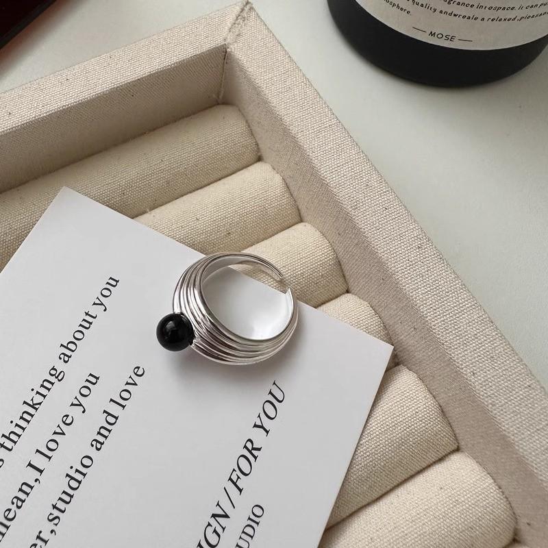 Stilvoller mehrschichtiger verstellbarer Ring mit schwarzem Onyx für Damen mit geometrischem Design und elegantem Finish