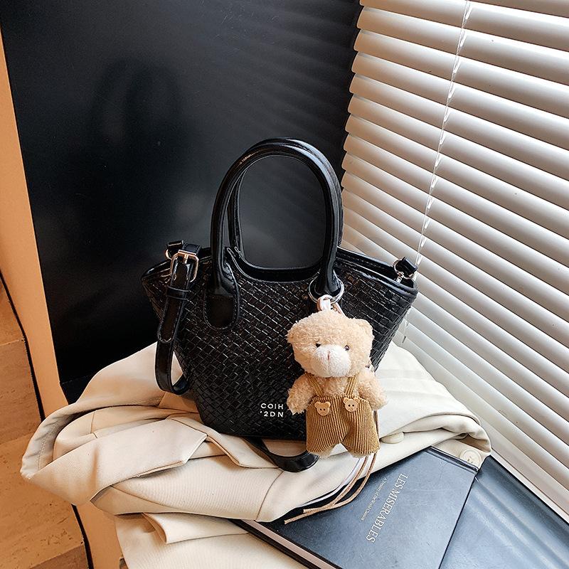 2025 New Summer Bucket Bag Women's Versatile Niche Design Shoulder Messenger Bag This Year Popular Woven Handbag