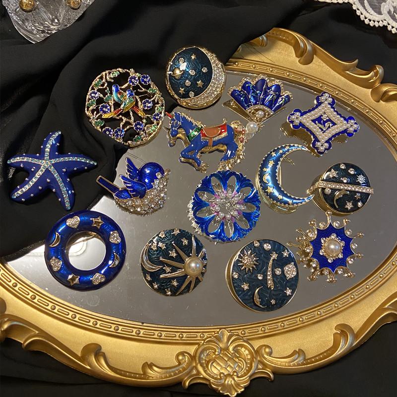 

Vintage Baroque Style Women Girls Fashion Enamel Round Blue Badges Brooch Fashion Classic Lady Crystal Pearl Cross Pin Buckles