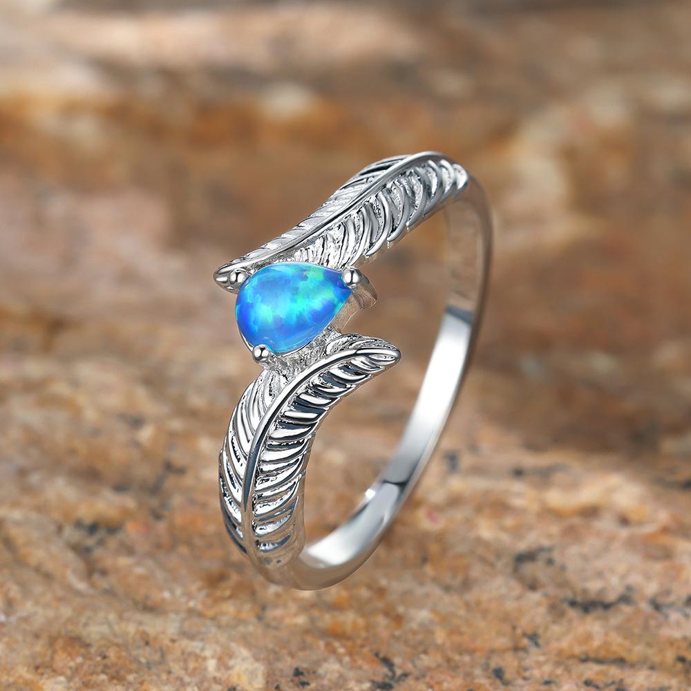 New Personalized Retro Style Gold Water Droplet Three Claw White Feather Womens Versatile Ring