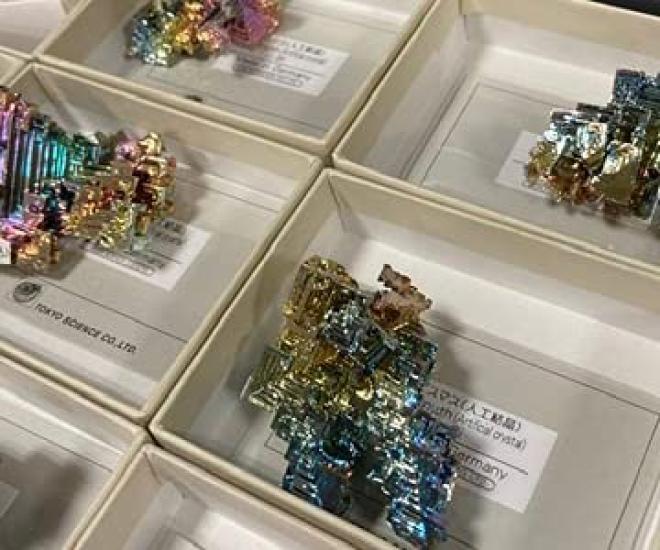 SCIENCE Mineral Specimen Bi blue lead Bismuth Made in L "Bismuth (artificial crystal) Germany" Size (45mm-/approx. 61-75g)