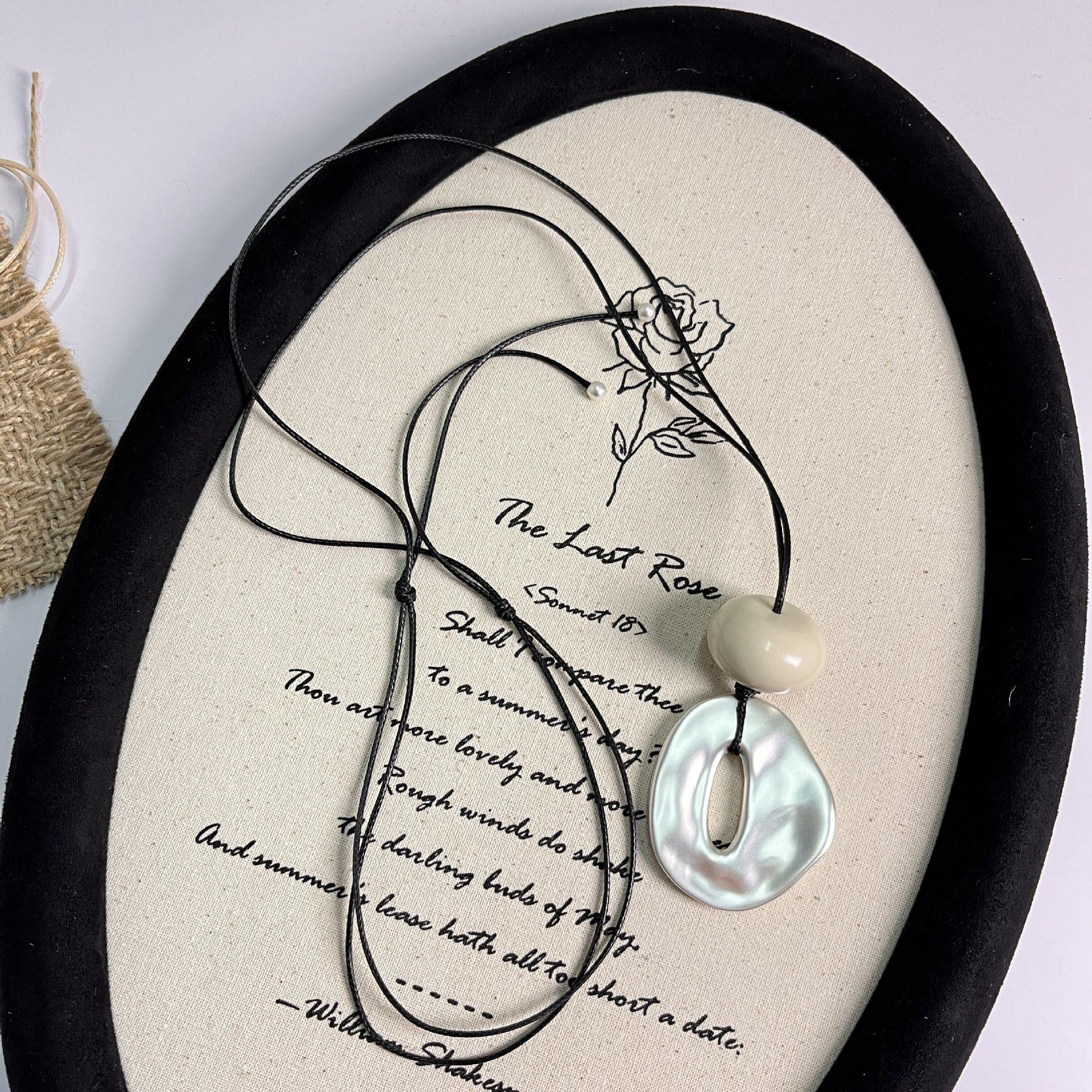 

Осень и зима новое струящееся мягкое ожерелье с подвеской женское кожаное веревочное соединение цвета слоновой кости фрукты высококачественные простые аксессуары для свитера цепи