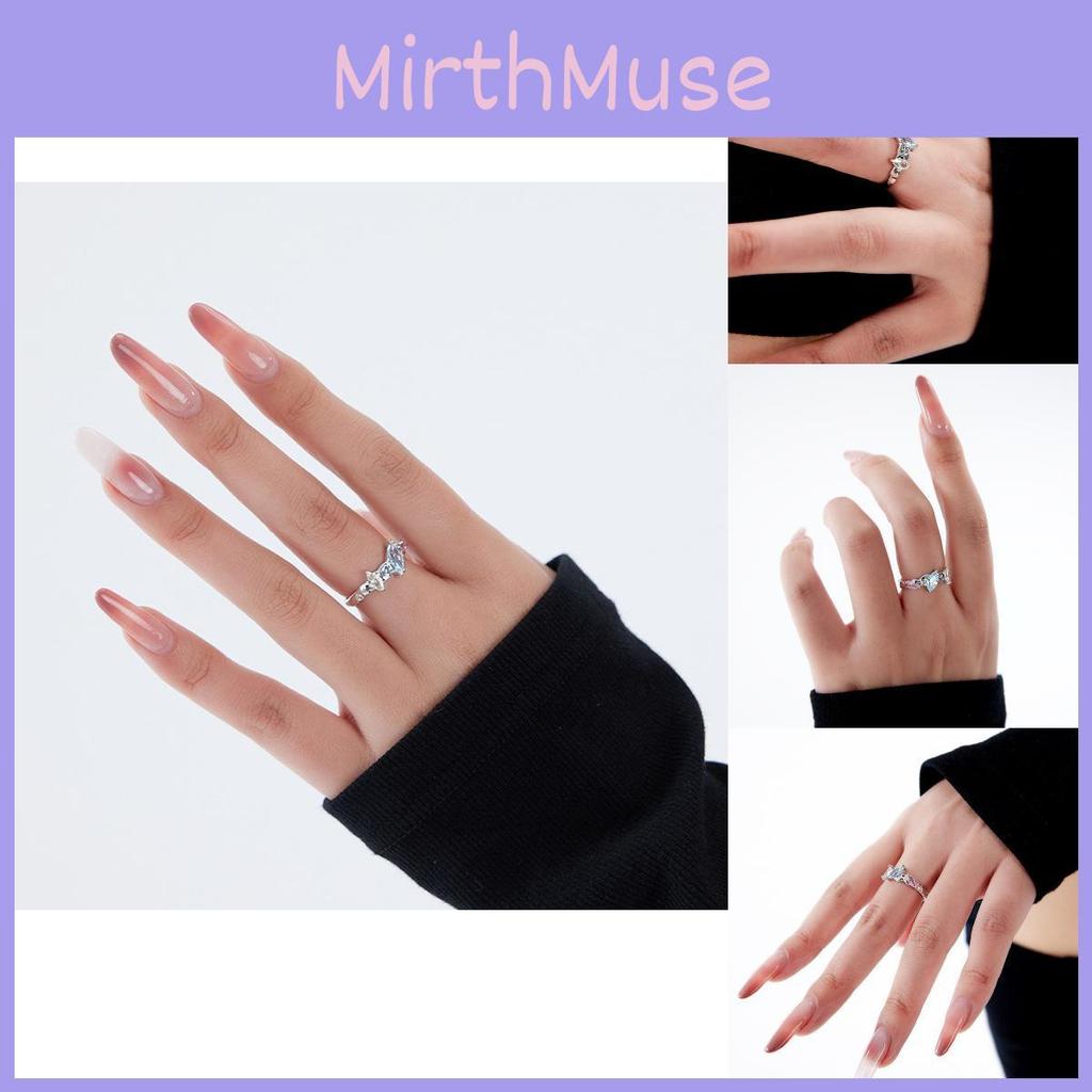 Moderner minimalistischer offener Ring mit farbigem Edelsteindetail, ideal für stilvolle Frauen