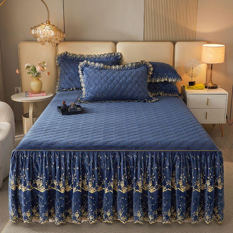 Zeitgenössisches gestepptes Karomuster-Spitzen-Bettrock-Set mit Kissenbezügen - 3-teilig, weiches, bequemes, atmungsaktives einfarbiges Design für das Schlafzimmer