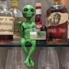 Alien Statue Drinking Beer Alien Sculpture Resin Craft Novelty Funny Desktop Decoration Bookshelf Office Desktop Garden Decor