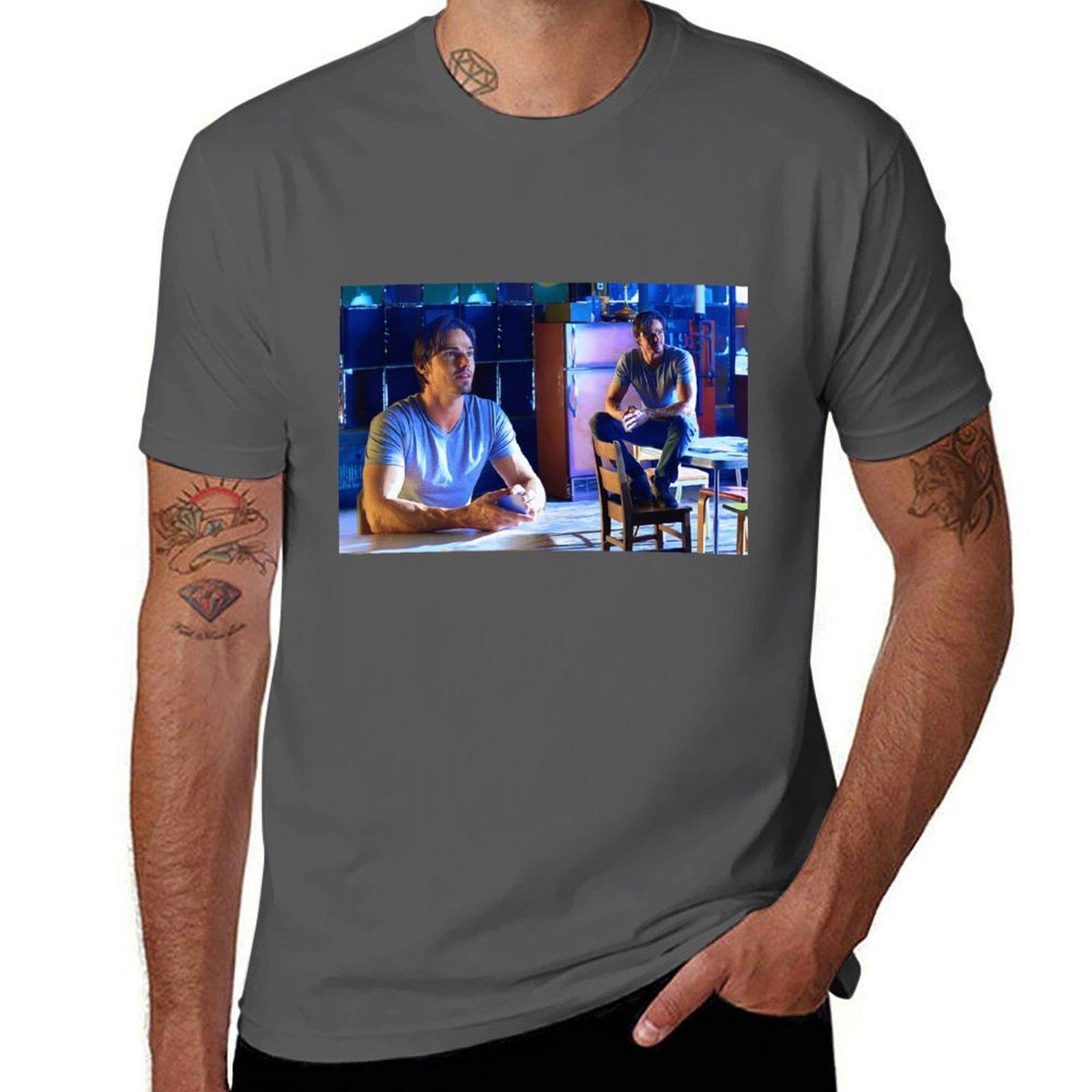 

Smiling V Sitting Pretty Saturn Returns  T-Shirt cotton tshirt 100% t shirts designer T-Shirt 4XL