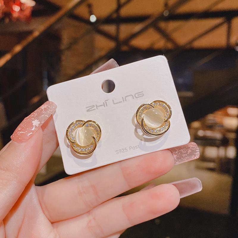 Stylish and simple opal gold earrings, niche design sense Internet celebrity cat s eye circle earrings, versatile commuter earrings