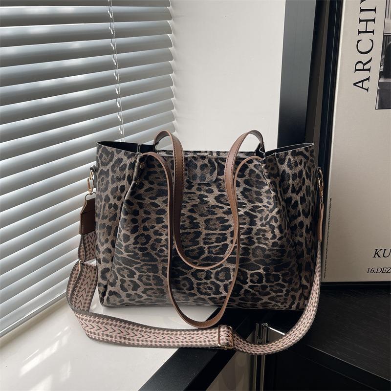 Retro Leopard Print Large Capacity New Tote Bag Simple Fashion Commuter Handbag Fashionable Shoulder Bag