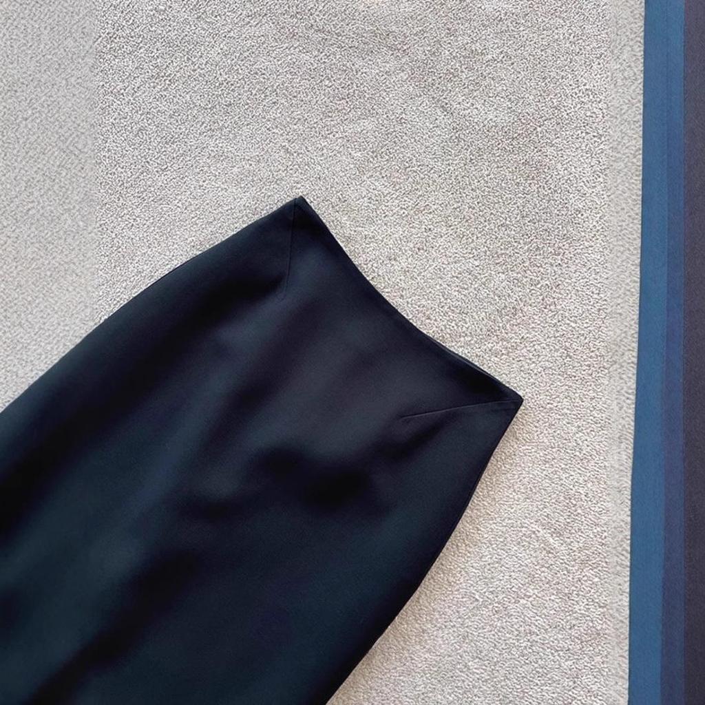 Highly Recommended: Pure Tail Slimming & Stylish Mid-Length Skirt - A Must-Have!