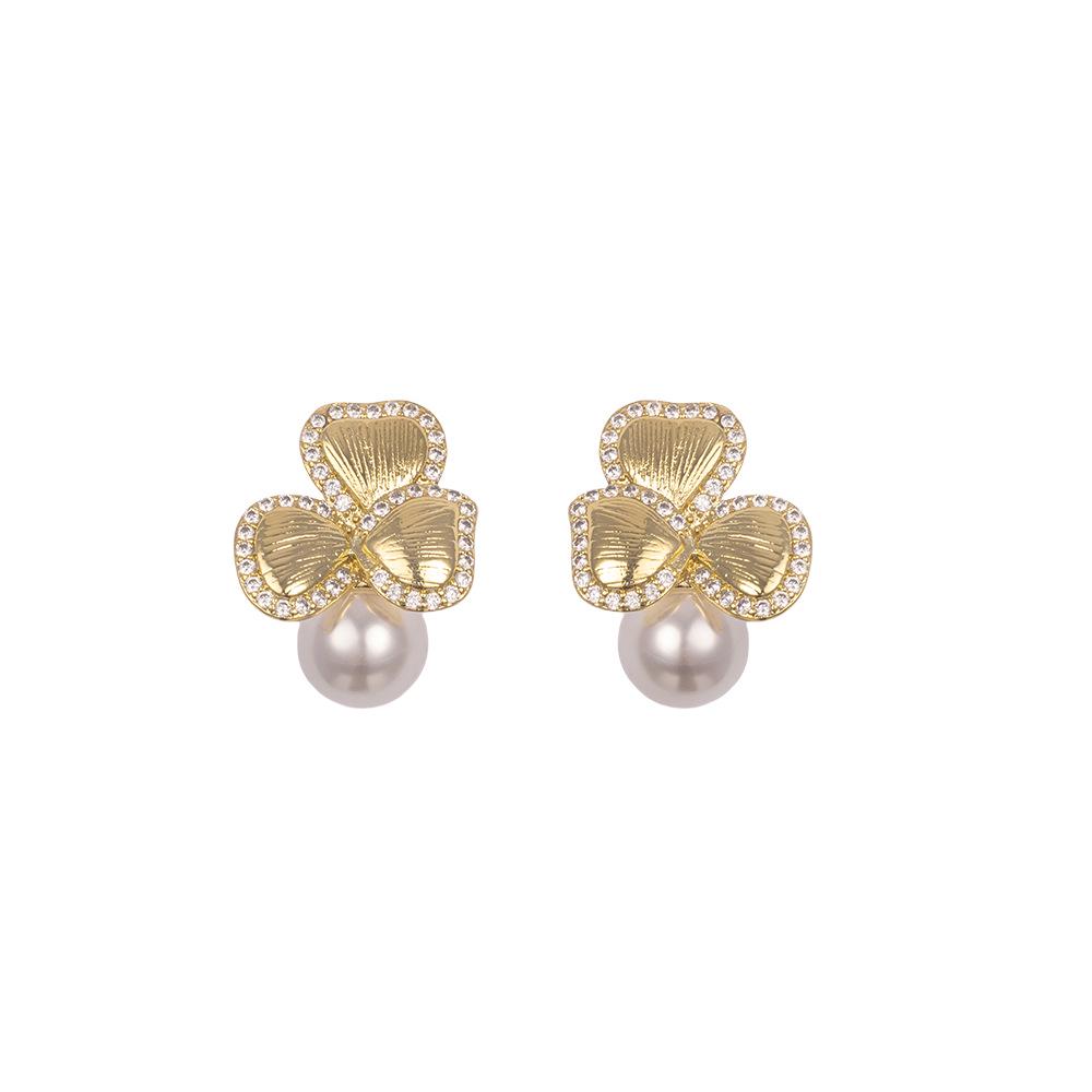 Elegant Retro Gold Flower Pearl Earrings for Women: High-End Fashion Statement