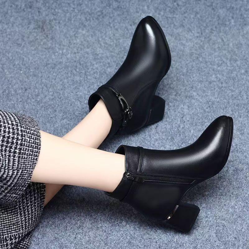 Autumn and winter new retro fashion thick heel velvet non-slip short boots women's soft leather soft sole warm Martin boots