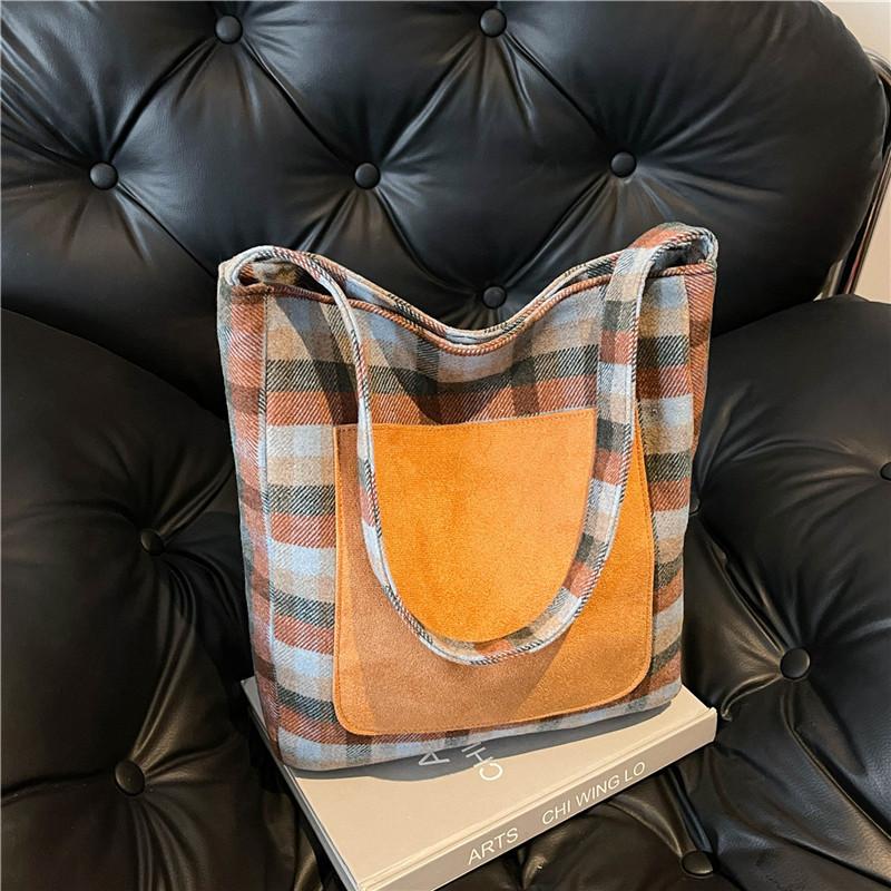 Street Style Plaid Shoulder Bag For Daily Use With Magnetic Closure And Phone Pocket