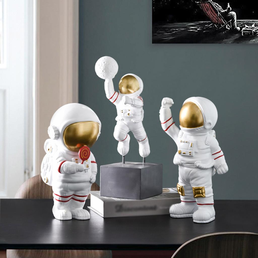 Resin Cartoon Astronaut Figurine Kneeling Side View Home Decor
