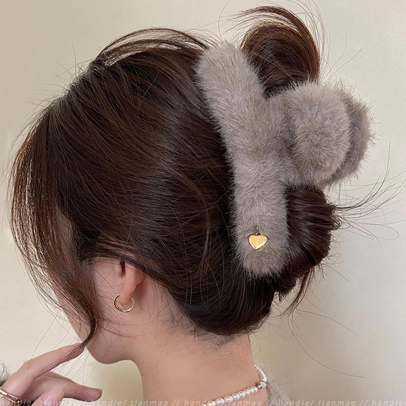 Large Plush Hair Claw Autumn/Winter 2026 New Women's Hair Accessories High-End Feel Shark Claw Hairpin Fashionable Hair Accessor