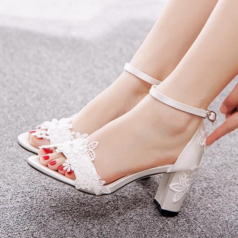 Sandálias Femininas Verão Salto Alto Sapatos de Salto Femininos PU 7 CM Salto Quadrado Flor de Renda Branca Pérola de Unha Noiva Boca de Peixe Sapatos Femininos Marfim