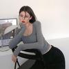 Maglietta nera aderente a maniche lunghe con scollo a U e taglio basso, da donna, autunno/inverno
