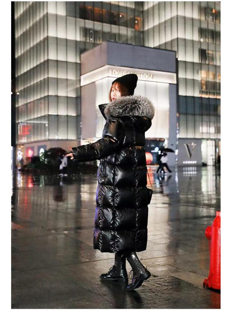 Veste en coton noir brillant longueur genou pour femme 2025 avec col en fourrure