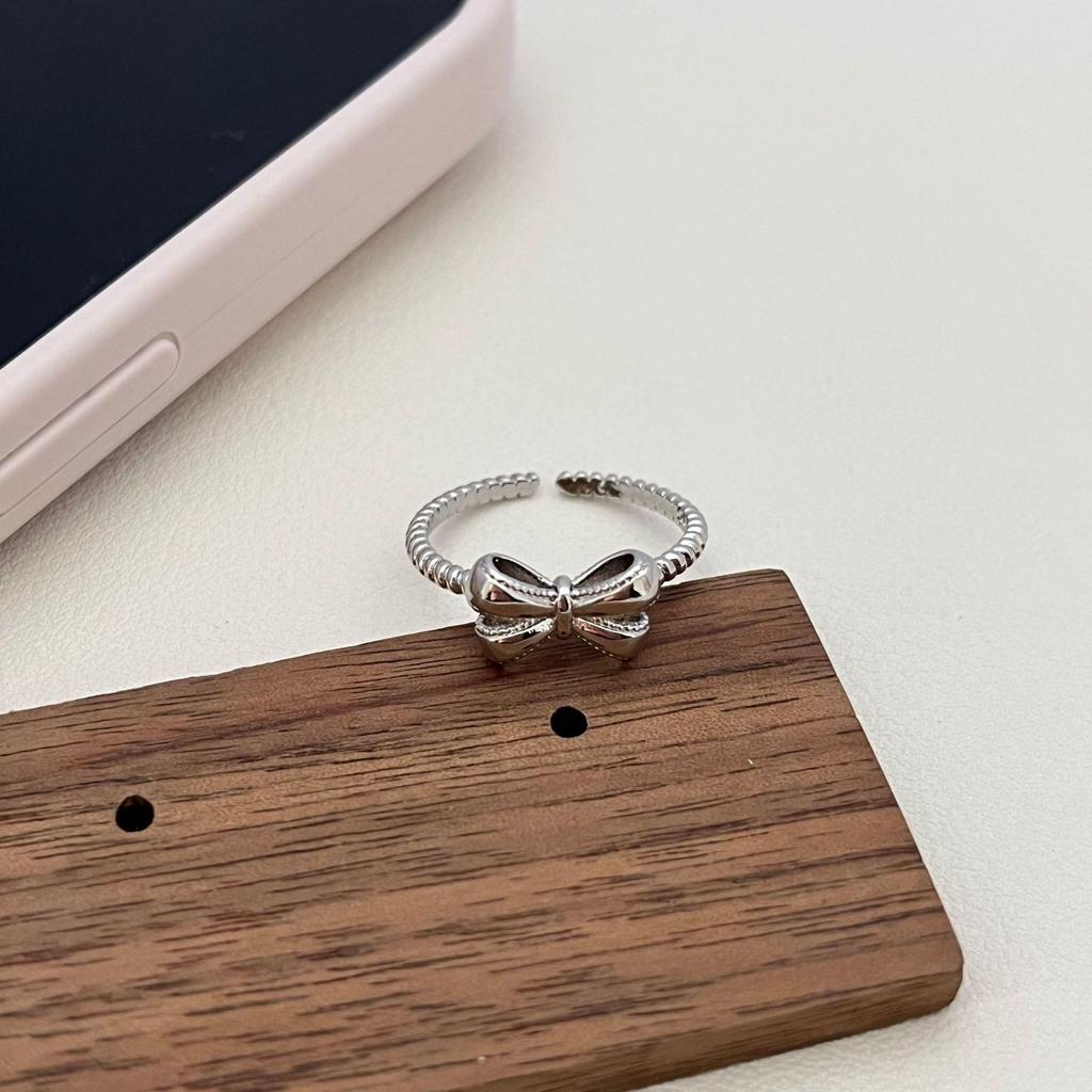 Exquisite Korean-Style Bow Round Bead Ring with Cable Twist Design - Elegant Finger Ring for Women