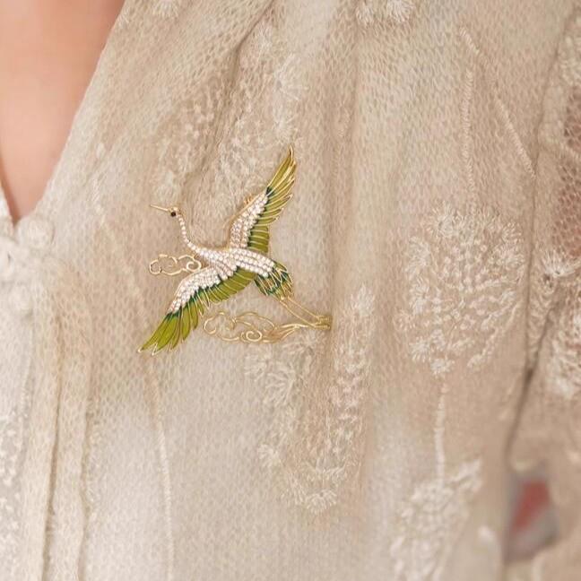 Elegant Auspicious Cloud Crane Brooch: High-End Versatile Qipao & Hanfu Fashion Accessory Pin