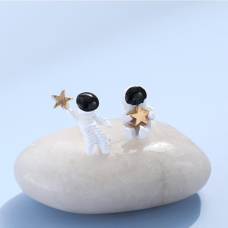 Stylish And Cute Space Astronaut Stud Earrings Are Versatile And Simple Asymmetrical Stud Earrings.