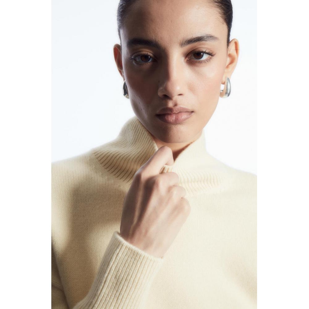 

Cos Japan Funnel Neck Wool Sweater creams/L