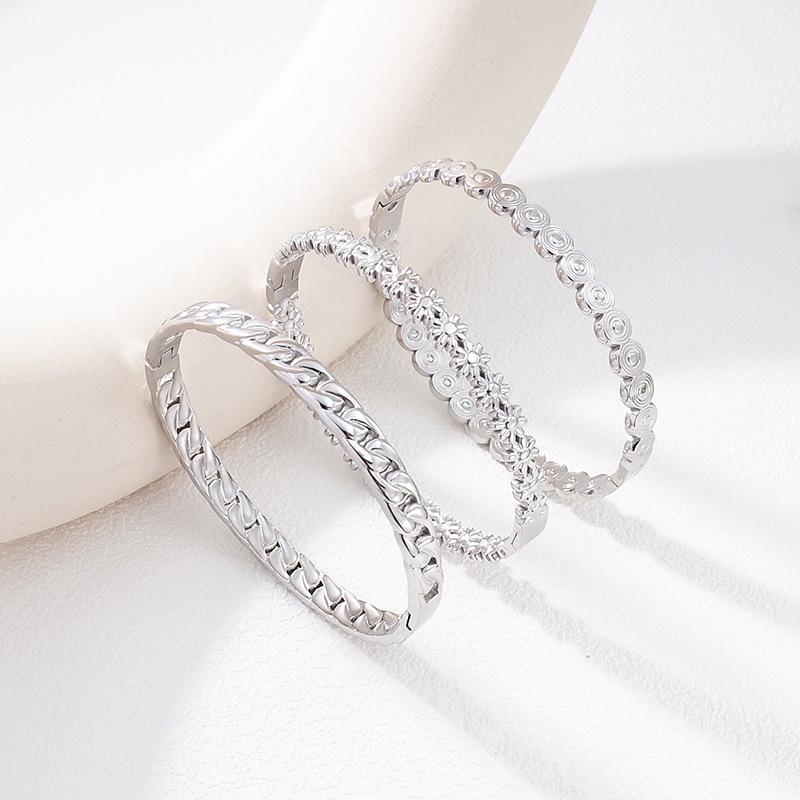 18K Gold Plated European-Style Titanium Steel Women's Bracelet: Luxurious, Trendy, and Versatile Fashion Accessory.