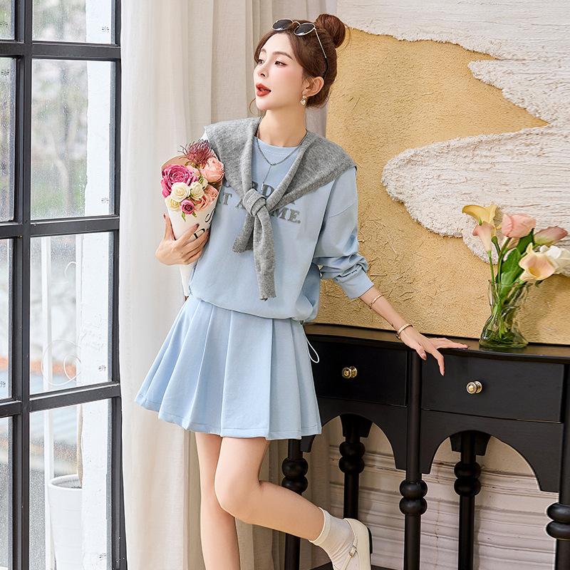 Spring new fashion shawl design sense embroidered letter sweater age-reducing pleated skirt three-piece set