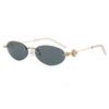 Jennifer hat die gleiche randlose silberne Metall-Klein-Oval-Diamantbesetzte Spice Girl Pure Desire Brille.