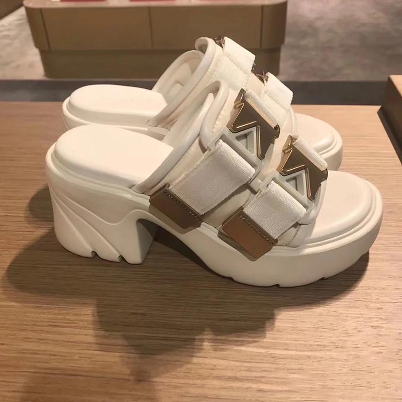 Nová platforma Pantofle Sandály Žena Kov Pantofle s tlustou podrážkou Ženy Robustní Skluzavky Léto Neformální Plážové Skluzavky Zapatos Mujer