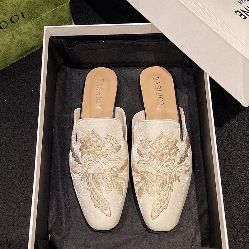 

Вечерний ветер квадратная сумка на голову полутапочки женские весна-лето 2025 новый французский темперамент цветок с юбкой маленький ароматный ветер одинарный 35 бежевый