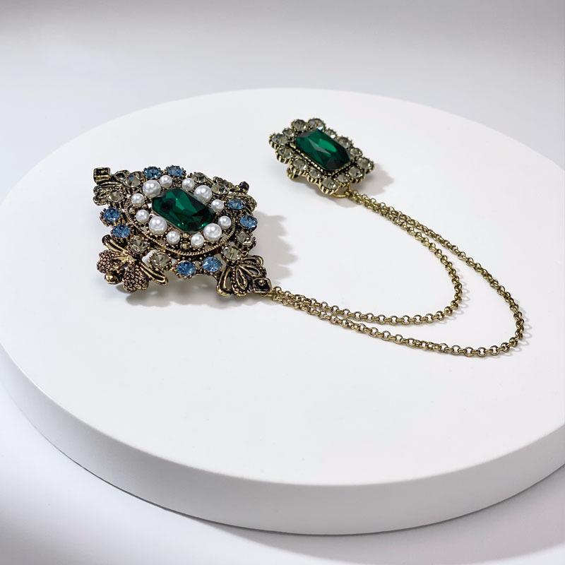 Retro-style Baroque-style Brooch with High-end Emeralds Inlaid and Tassel Clasp