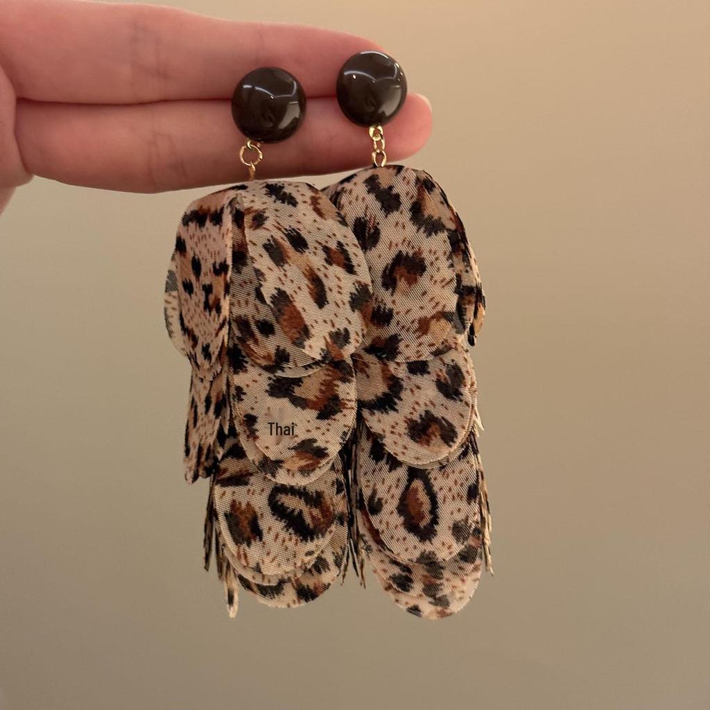 Elegant Pearl Stud Earrings: Simple, High-End Design for Autumn/Winter 2024