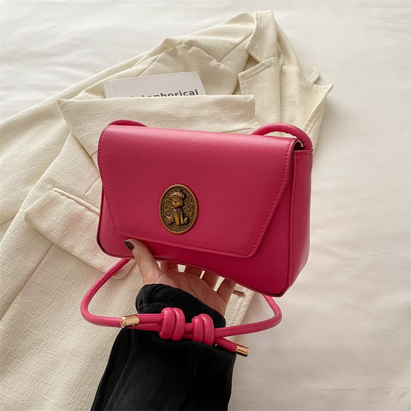 

Simple and fashionable retro bag women s 2024 summer new fashion casual underarm bag niche single shoulder small square bag women троянди рожеві кольору