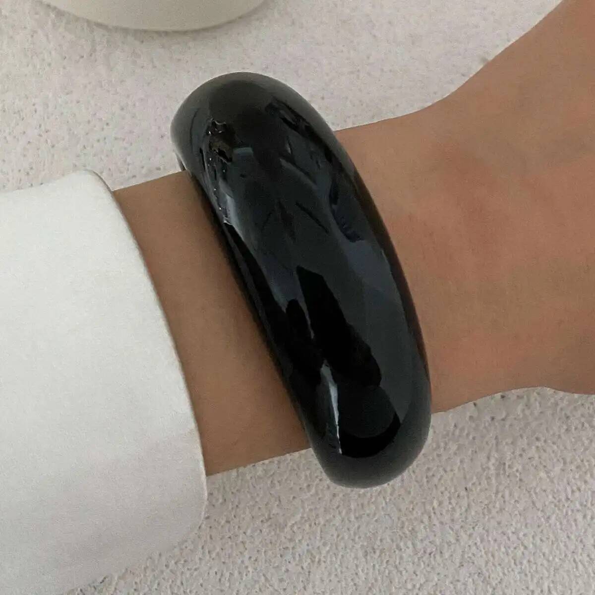 

Ingemark Y2K Boho Thick Resin Acrylic Open Wide Bangles for Women New Trend Vintage Irregular Chunky Arm Bracelets Daily Jewelry чёрный