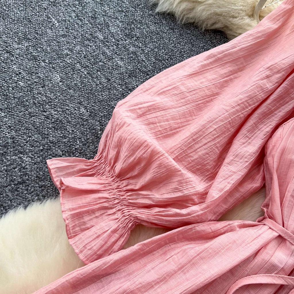 Sladké dámské šaty s výstřihem do V, dlouhými lampionovými rukávy, bandážovaným řaseným pasem, vsazovanou krajkou, volné áčkové šaty