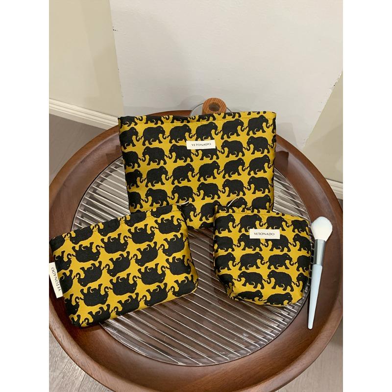 Vintage Makeup Bag Dark Red Floral Jacquard Fabric Cosmetic Pouch Women's Zip Square Clutch Handbag for Toiletries Storage