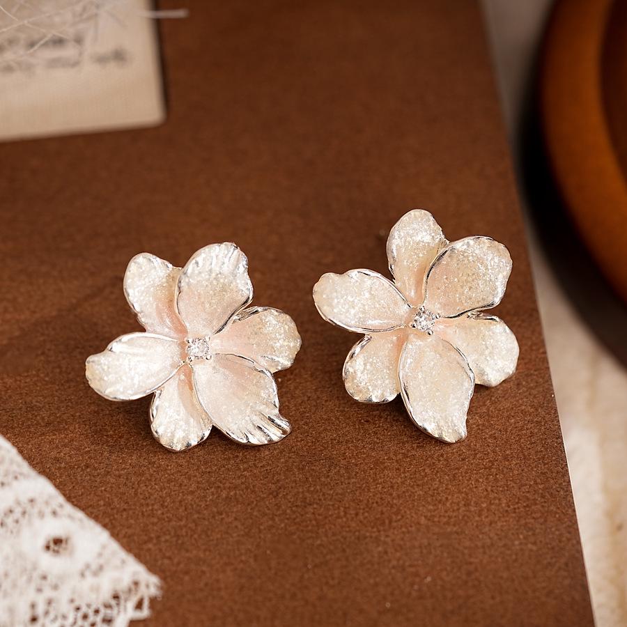 Silver Needle Pink Cubic Zirconia Flower Stud Earrings – Elegant & Delicate Accessories for Women.
