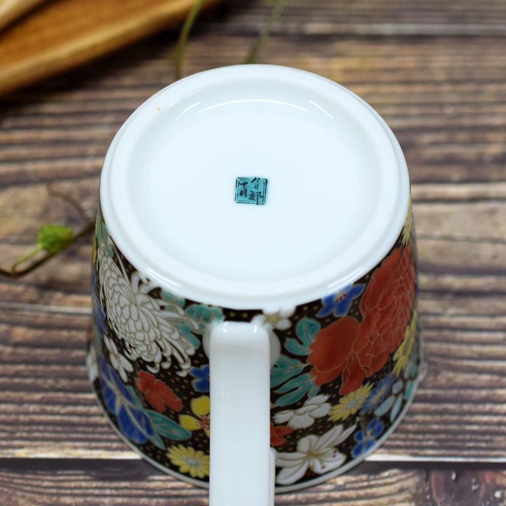 Waza no Kura Kutani Ware Hrnek s květinami z černé keramiky Luxusní značkové nádobí vyrobené v Japonsku Dárek k 60. narozeninám