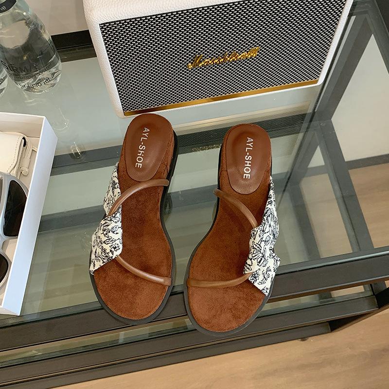 

Korean 2025 fairy slippers female summer wear new French small sandals late night vacation thick-bottomed wedge slippers 40