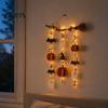 Decorazione Spettrale per Camera da Letto di Halloween Scopa di Strega in Legno da Appendere alla Parete con Luci LED, Zucca Fantasma Decorazione Rustica per la Casa Pipistrello, Ornamento per Porta Autunnale