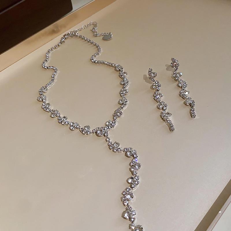 Retro Rhinestone Floral Jewelry Set: Elegant Stud Earrings & Luxury Clavicle Necklace
