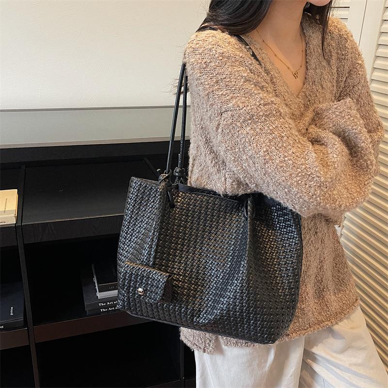 Large Capacity Bag Women's Autumn and Winter 2025 New Versatile Retro Shoulder Bag Casual Premium Texture Commuter Tote Bag