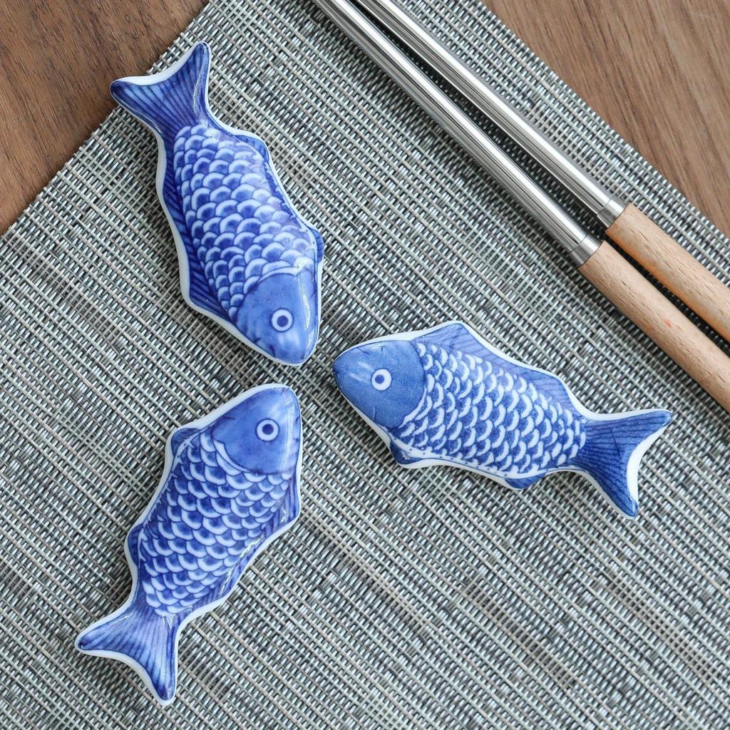 2 Stück Keramik Fisch Essstäbchenhalter, Japanischer Stil Küchentischgeschirr Dekor, Blau/Weiß Porzellan Fischdesign