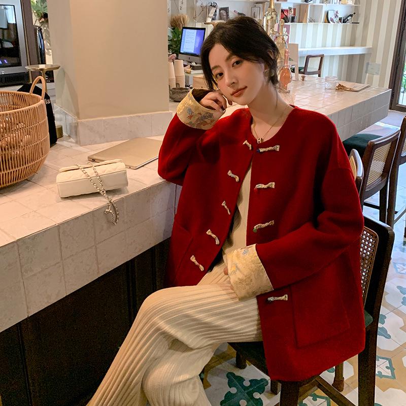 

Red Wool Double-Faced Short Loose Chinese-Style Tang Suit Coat with Frog Buttons, Plus Size S [42.5-62.5 kg] брудно-білий