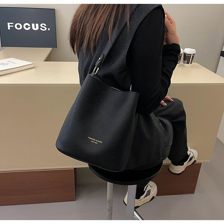 Premium French retro soft leather bucket bag women's trend simple underarm bag commuter messenger bag wholesale