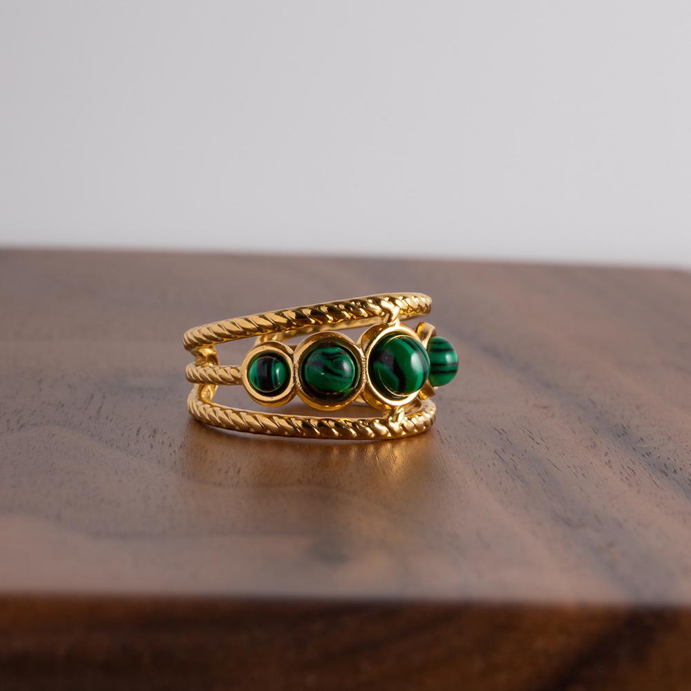 Klassischer minimalistischer offener Ring mit fünf grünen Malachitkreisen - Damenschmuck