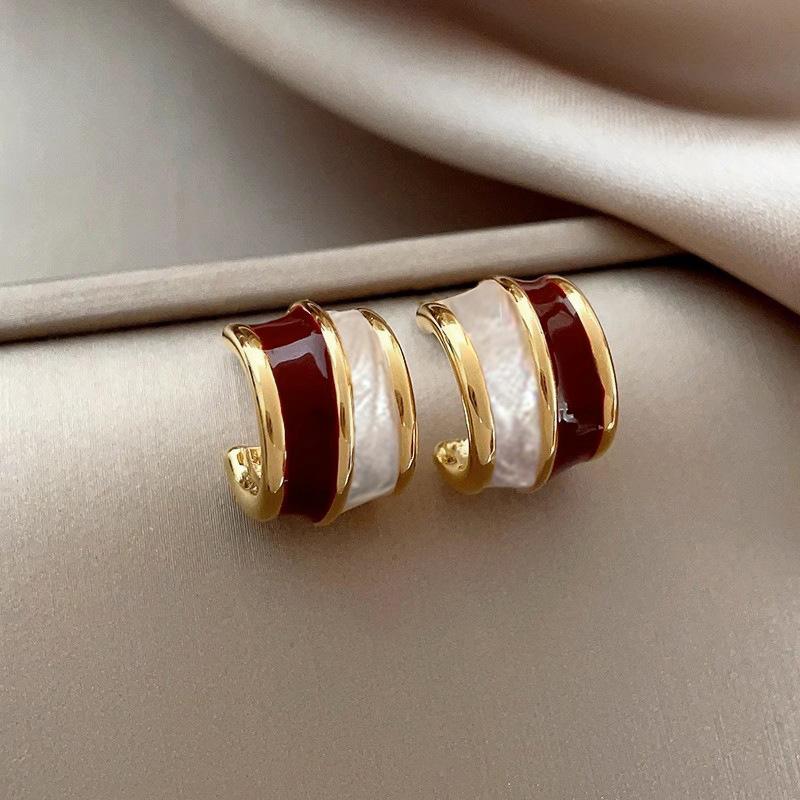 

2026 New Red and White Oil Painting Design Earrings with Trendy and Fashionable French Temperament Semi-circular Zircon
