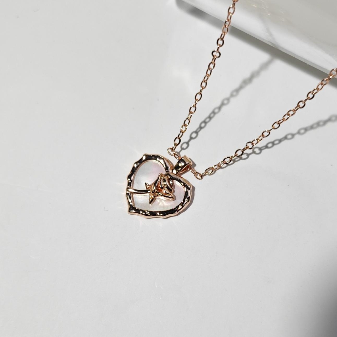 

Винтажное колье из серебра 925 пробы с цветком розы и перламутром - Элегантная и уникальная женская цепочка для ключицы