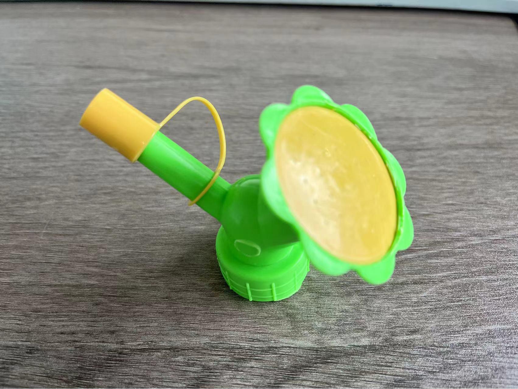 

Бутылка для полива с двойной головкой «Подсолнух»: Небольшой разбрызгиватель для горшечных растений с длинным носиком для бытового использования.