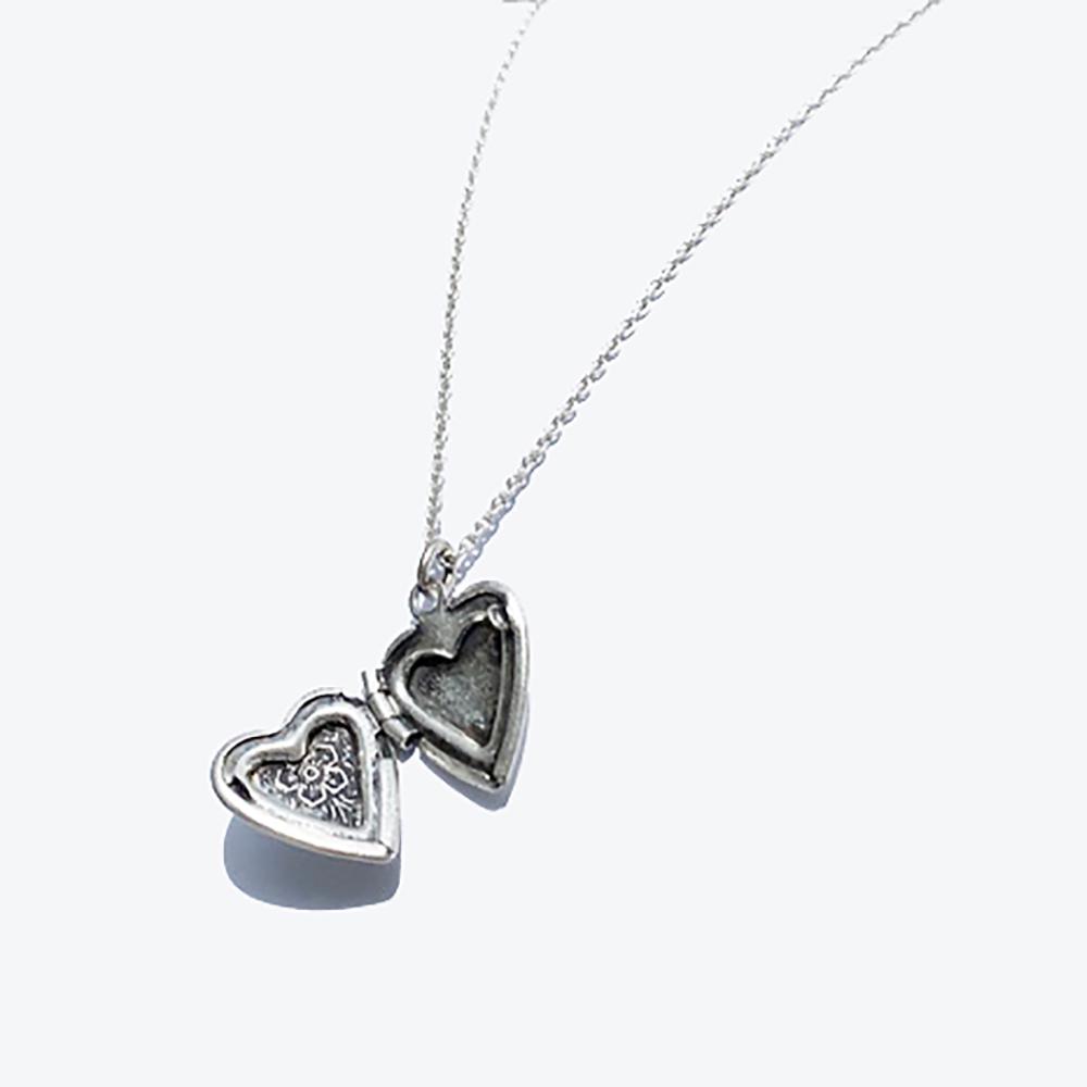 Rush Off Heart Socket Pendant Chain Necklace (Silver Plated)